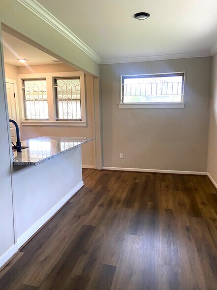 Building Photo - 56 18th Ave S