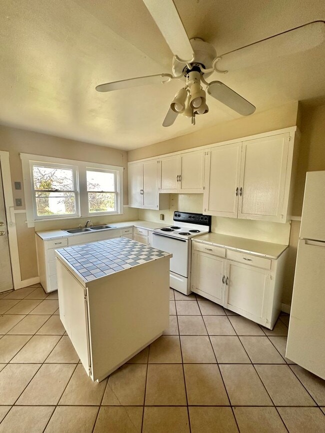 Building Photo - COMING MAY 2026 - Cozy 3 Bedroom Home Walking Distance to ASU Campus!