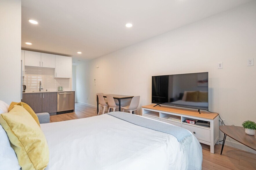 Building Photo - 4322 Winslow Pl N