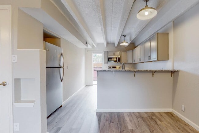 Building Photo - 1100 Alvarado Dr SE