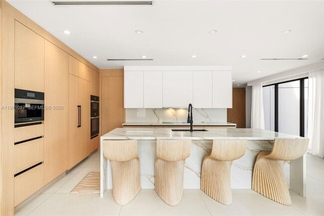 Building Photo - 710 S Shore Dr