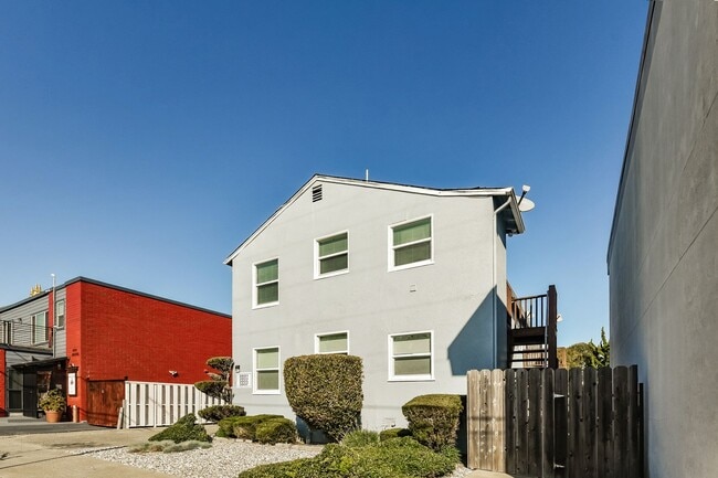 Building Photo - Sweet & Charming 2 Bedroom Richmond Apartment