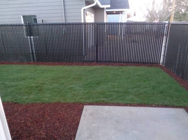 Building Photo - 3 Bedroom Duplex Close to Shopping and Schools!