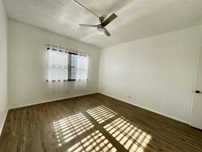 Building Photo - 400 N Riverside Dr