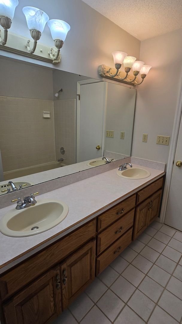 Building Photo - Beautiful Large home off of Mahan