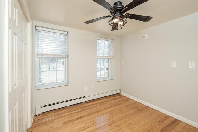 Building Photo - 547 1st St