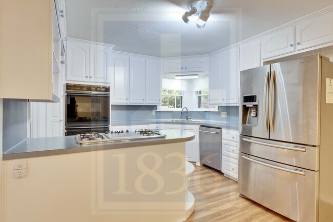 Building Photo - 2205 Sharon Ln