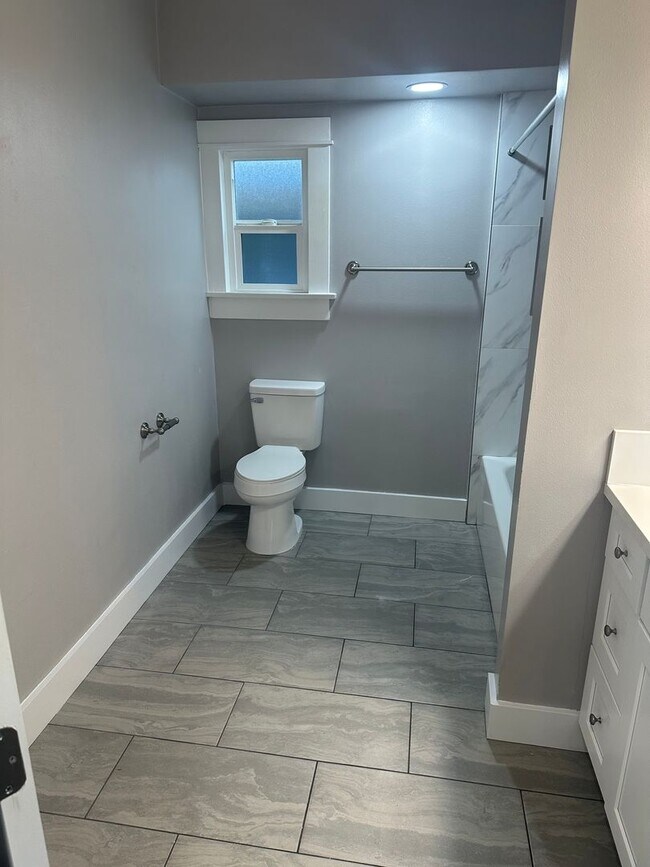 Building Photo - Beautifully Remodeled 4-Bedroom, 2-Bathroom Single-Family Home