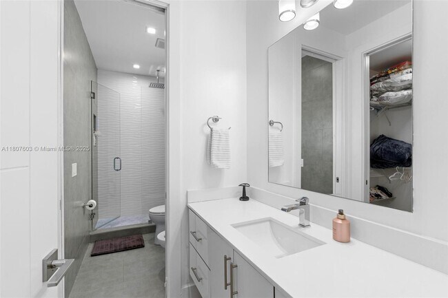Building Photo - 5960 SW 41st St