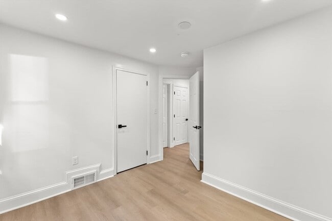 Building Photo - 26 Lamb St