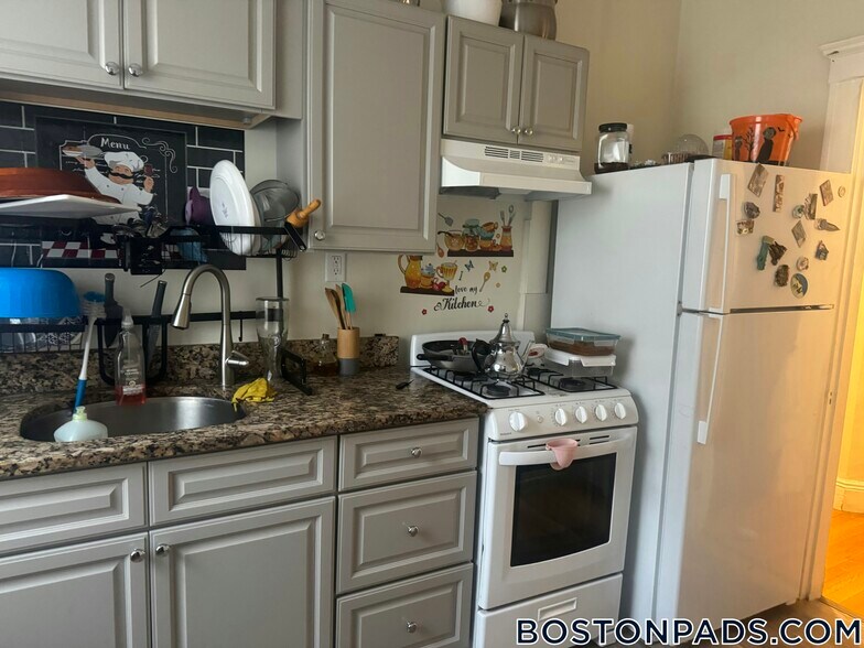 Building Photo - 86 Maple St