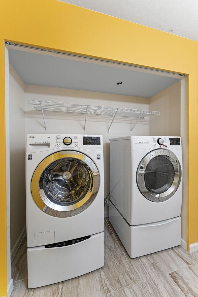 Building Photo - Spacious Townhome in Bellevue College Neig...