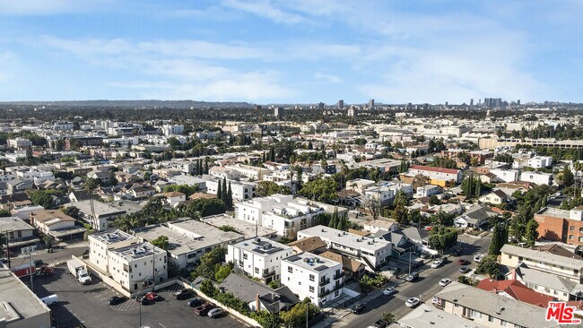 Building Photo - 6021 1/2 Romaine St