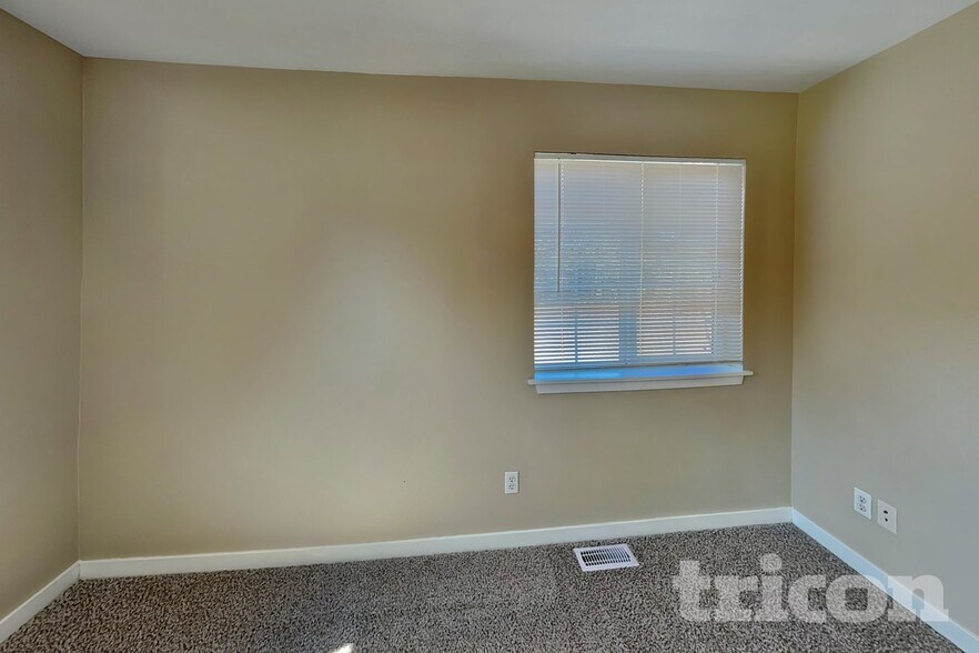 Building Photo - 15807 83 Ave E