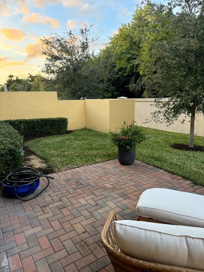 Building Photo - 2025 Bridgepointe Cir