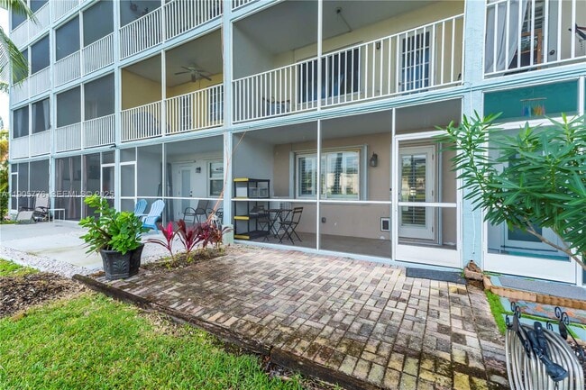 Building Photo - 801 NE 18th Ct