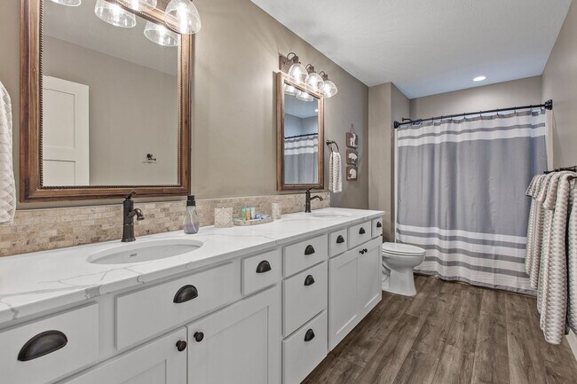 Building Photo - Fully Furnished Home