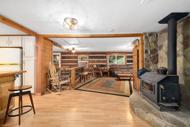 Building Photo - 202 Blue Grass Rd