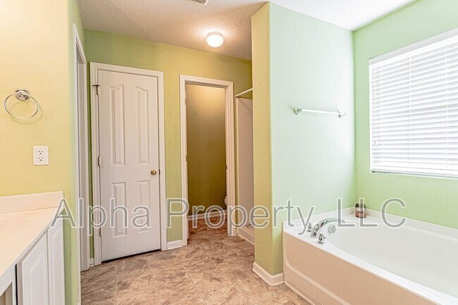 Building Photo - 8 Reid Valley Ct