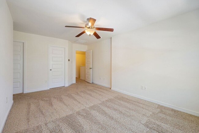 Building Photo - 3 Bedroom Corner Townhome!!! Available Early-Mid April****