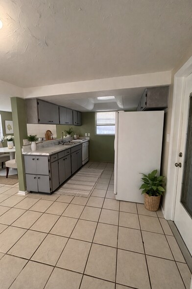 Kitchen - 5653 Elkhorn Blvd