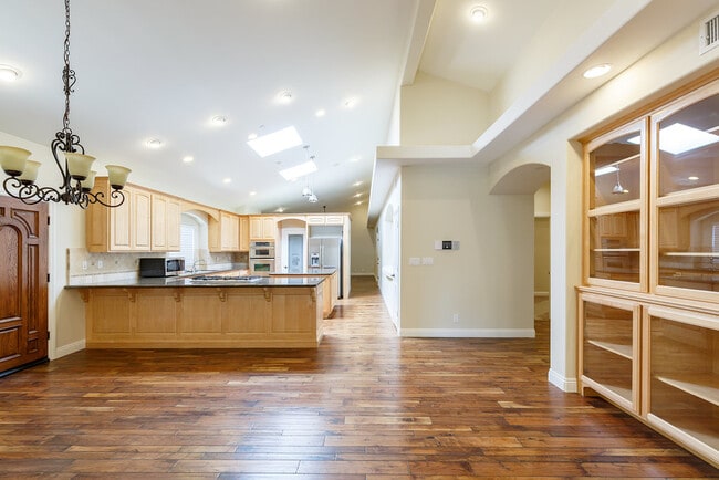 Building Photo - 2104 Perry Ave