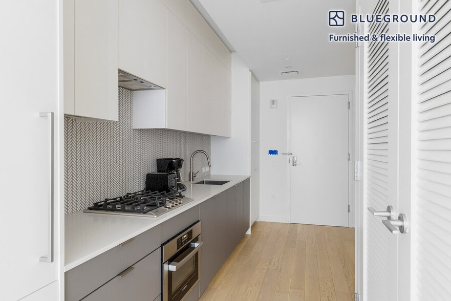 Building Photo - 241 W 28th St