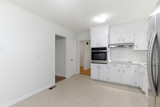 Building Photo - Crieve Hall Duplex