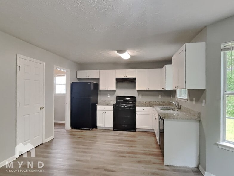 Building Photo - 2892 Two Lakes Cir