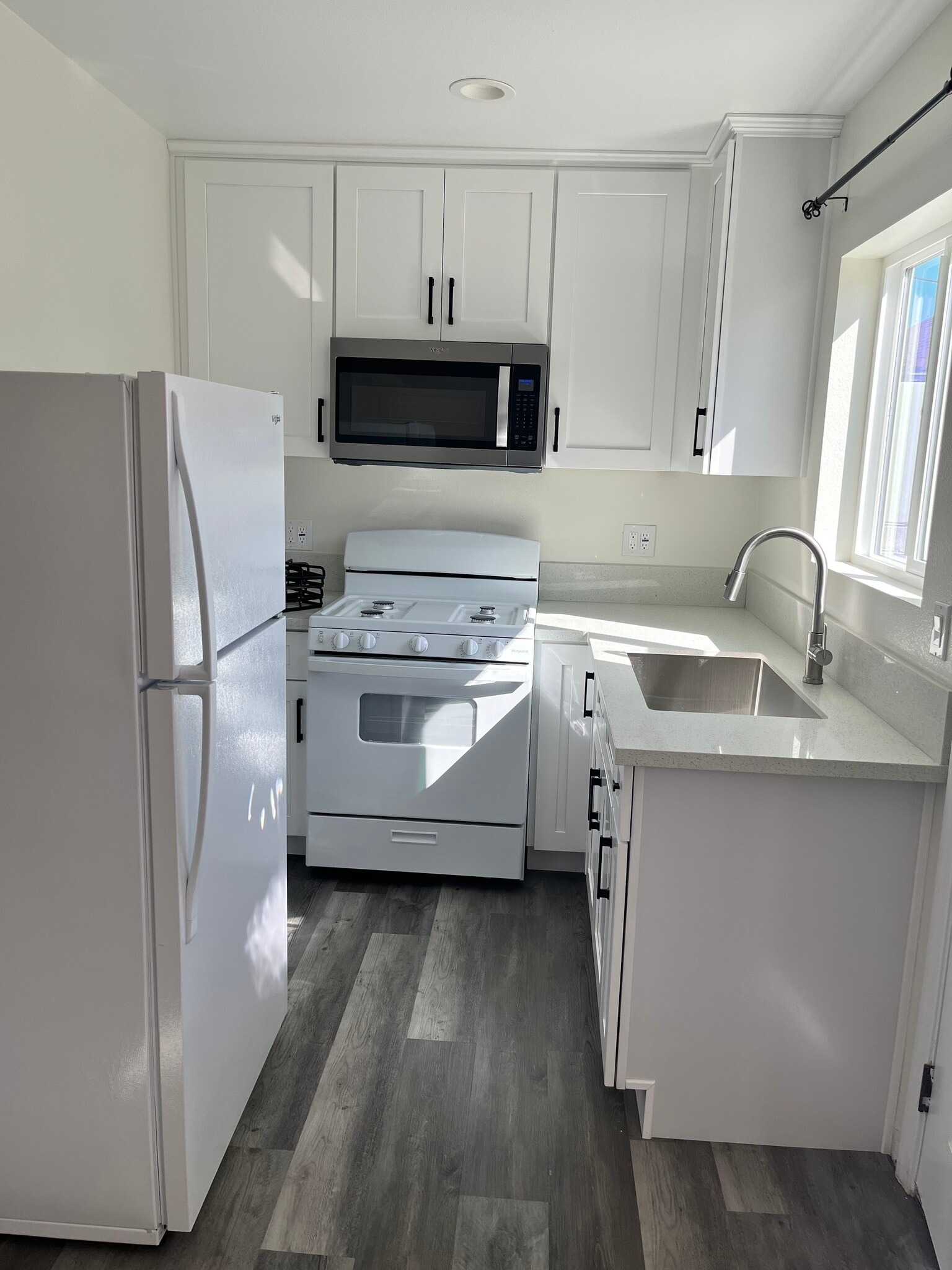 Building Photo - 3457 S Cloverdale Ave