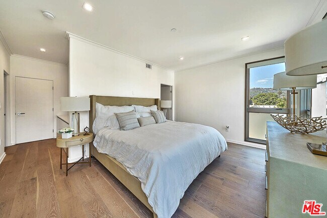 Building Photo - 132 N Swall Dr