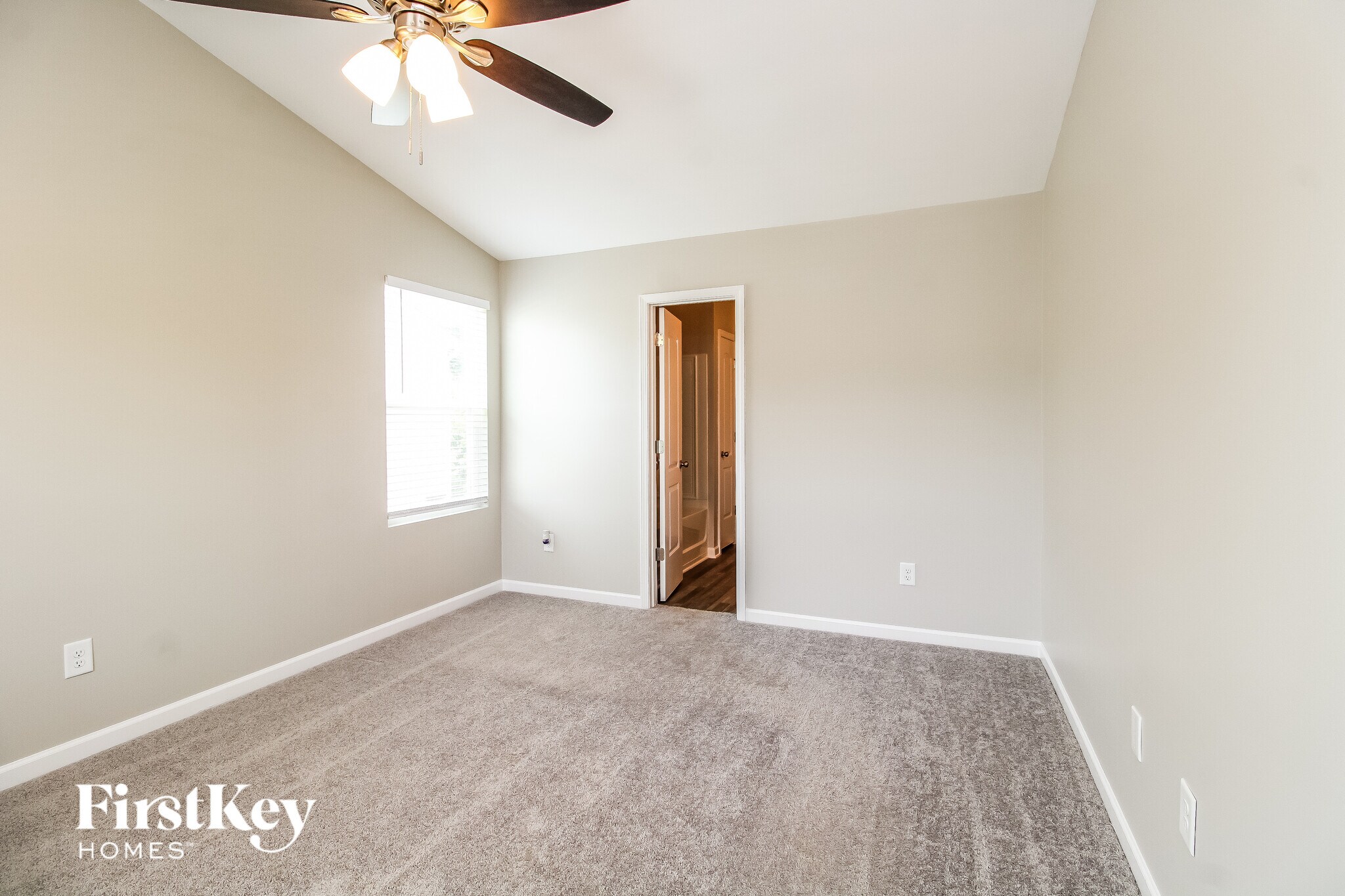 Building Photo - 206 Glenoaks Dr