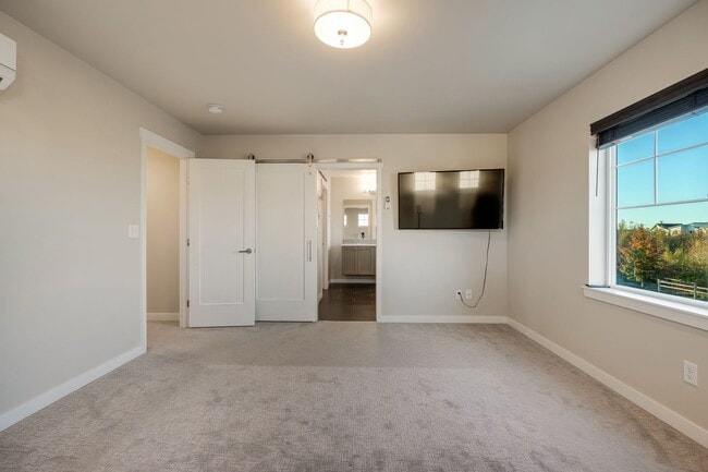 Building Photo - 700 Springside Ln