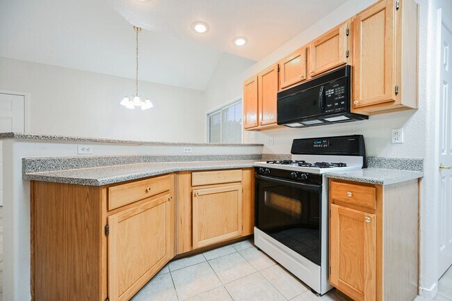 Building Photo - Gated Community townhome, with private garage