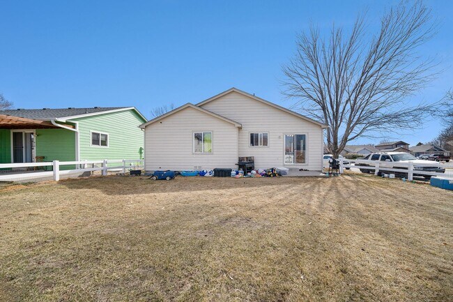 Building Photo - Recently Updated 3Bd 2bath Ranch