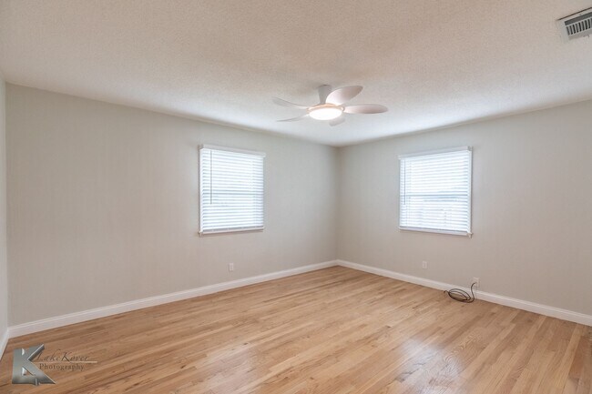 Building Photo - 4 BED, 2 BATH, 2 CAR GARAGE!