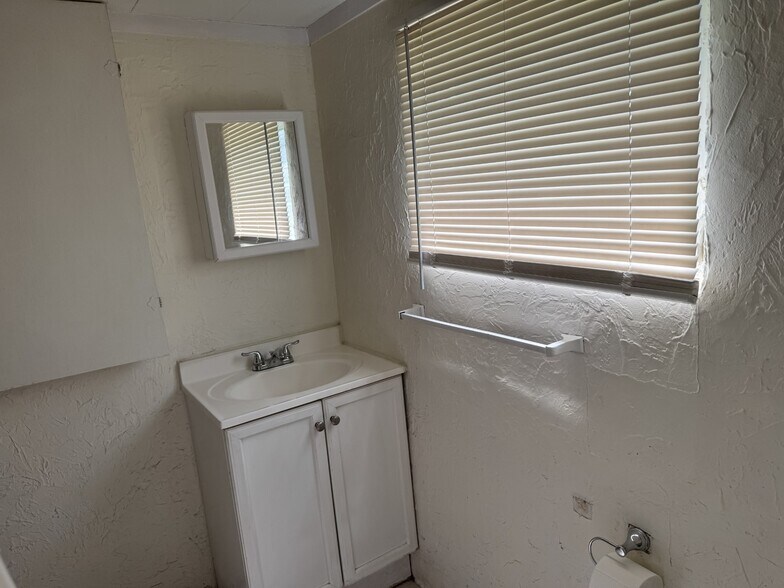 Building Photo - 4109 Nelson Ave