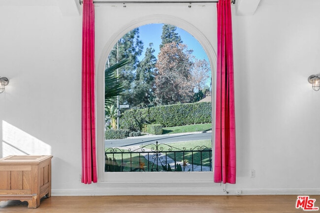 Building Photo - 1530 Valley View Rd