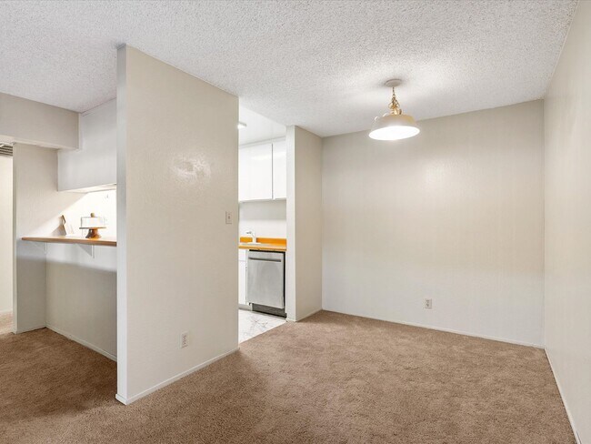 Building Photo - 2955 Lakeside Dr