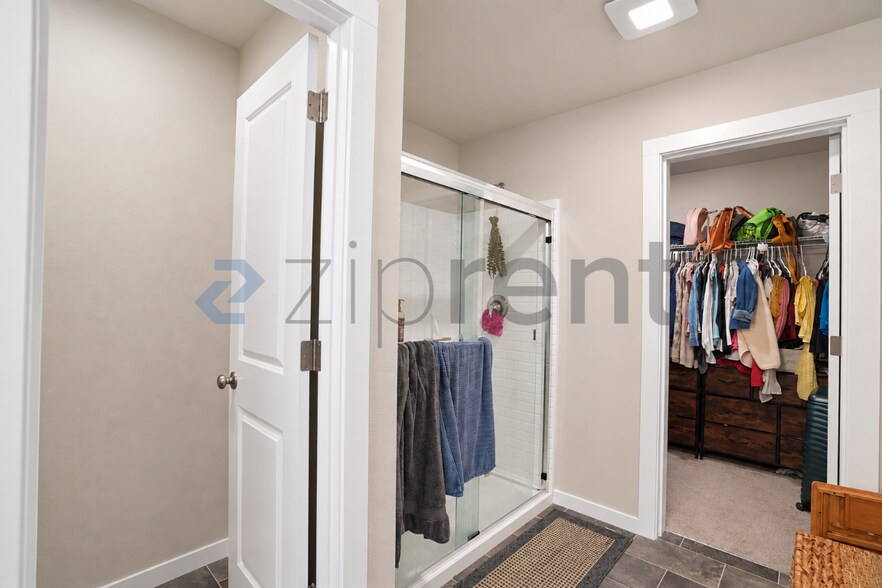 Building Photo - Unit G