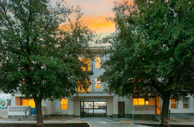 Primary Photo - El Parador