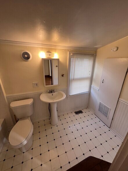 Building Photo - 5202 Dakota Ave