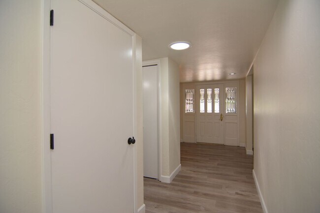 Building Photo - Well Maintained 3 Bedroom 2 Bath Home! Located in a Desirable North Tucson Location! Short Term R...