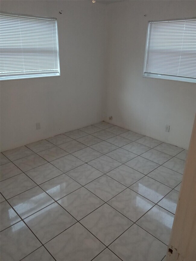 Building Photo - 120 NE 26th Ct