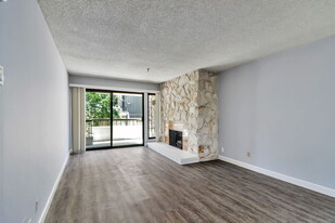 Building Photo - 1830 Lakeshore Ave