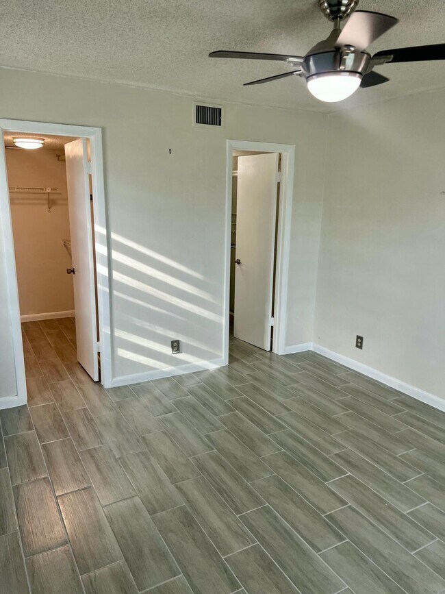 Building Photo - 7142 Golf Colony Ct