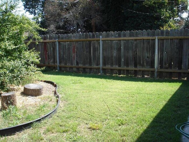 Building Photo - Very Cute 2/1 Duplex on Quiet Street in Sacramento-5402 Mona Way