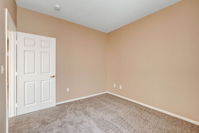 Building Photo - LOCATION! LOCATION! LOCATION! Move-in read...