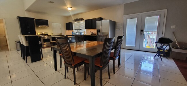 Building Photo - 9734 La Vista Dr
