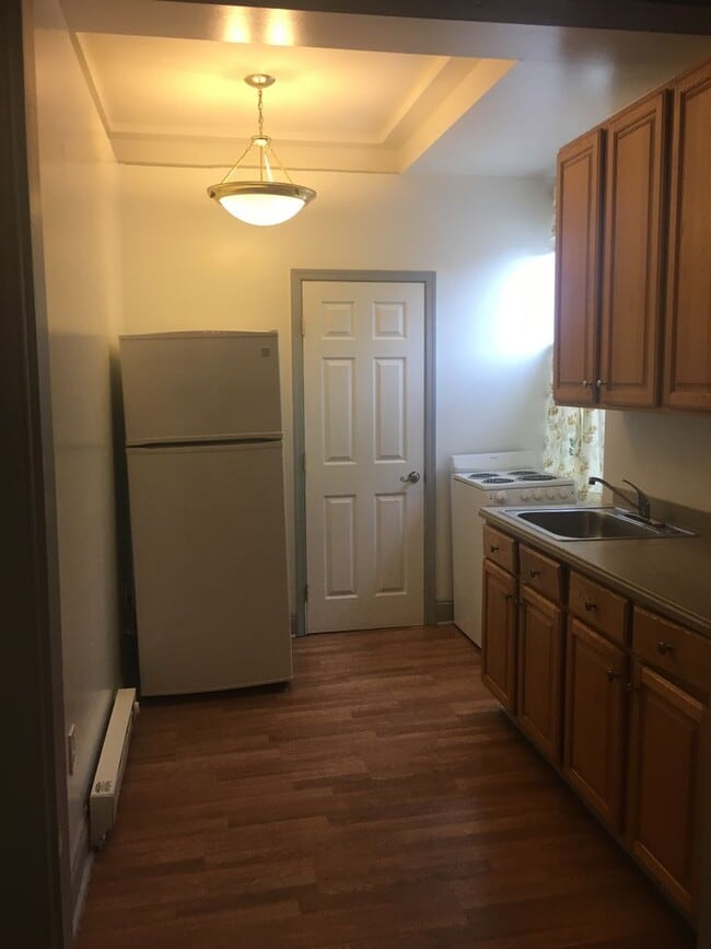 Building Photo - 1st Floor Efficiency Yotk City